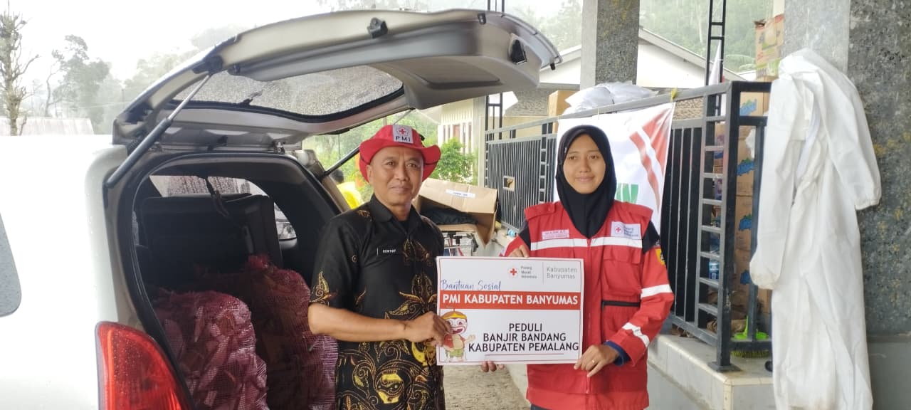 PMI Banyumas Salurkan Bantuan Logistik untuk Korban Banjir Bandang Desa Penakir, Pemalang